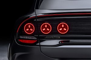Das rotleuchtende Rücklicht eines Mercedes-AMG GT SUV.